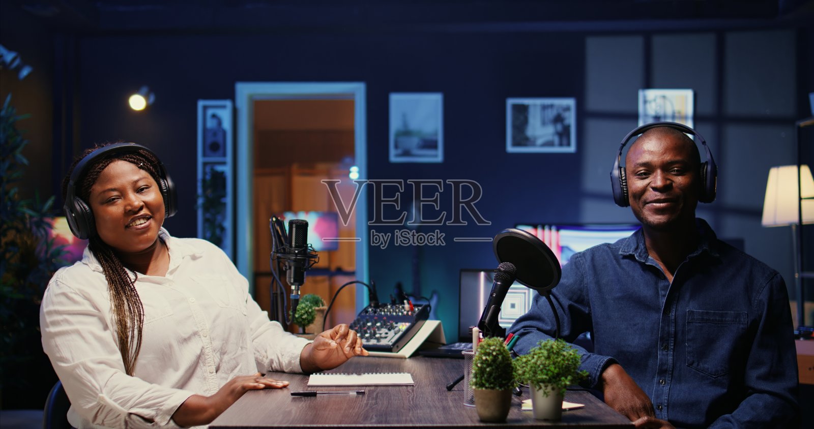 一名男子在喜剧播客上大笑,被有趣的主持人逗乐照片摄影图片