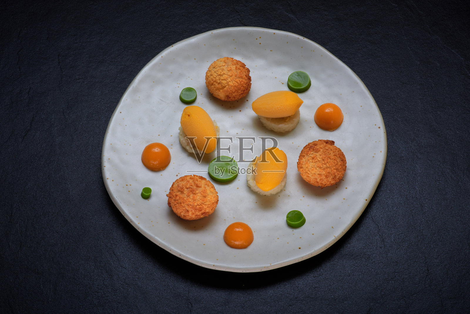 甜点:糯米芒果冰淇淋芝士球照片摄影图片