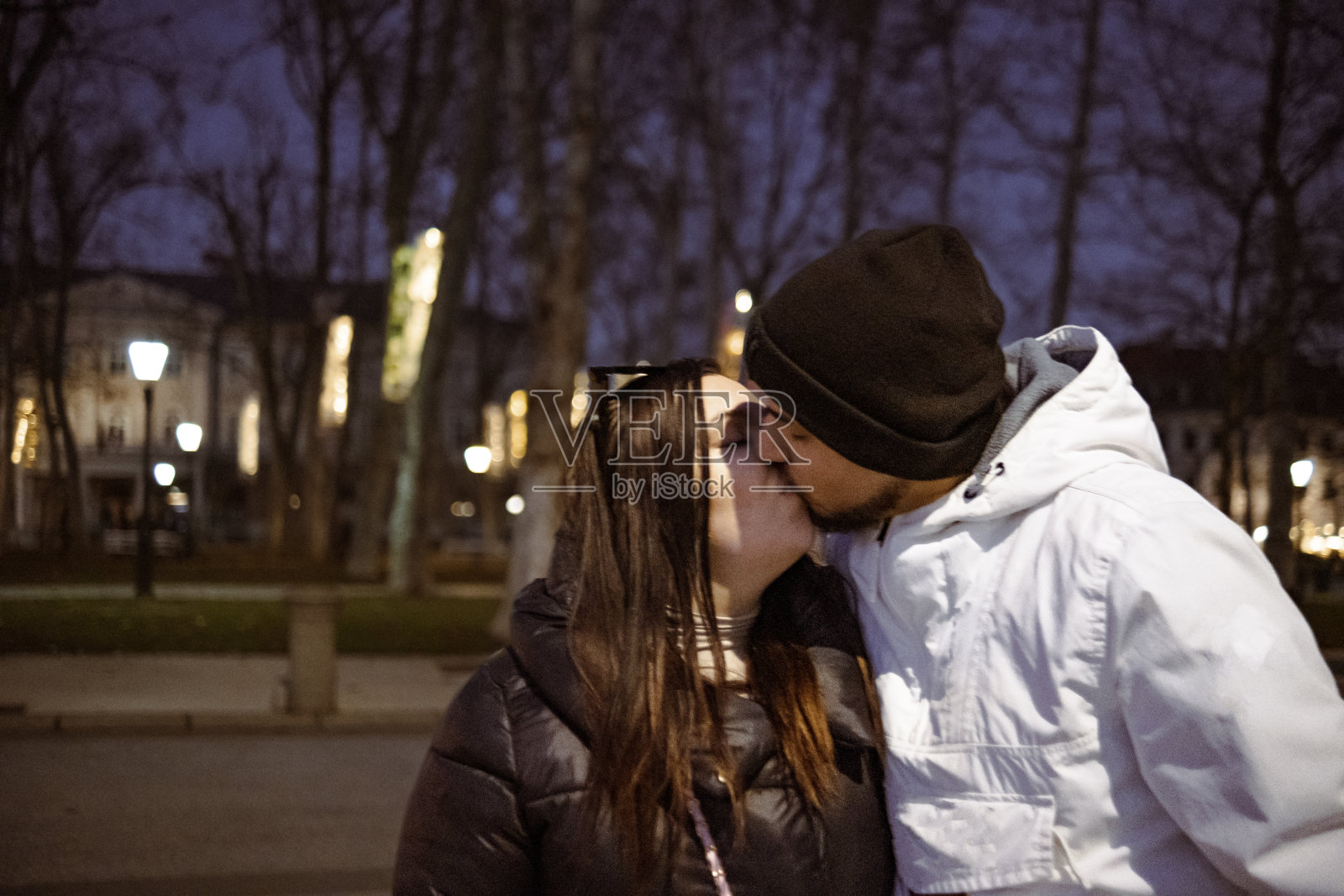 可爱的情侣在晚上散步照片摄影图片