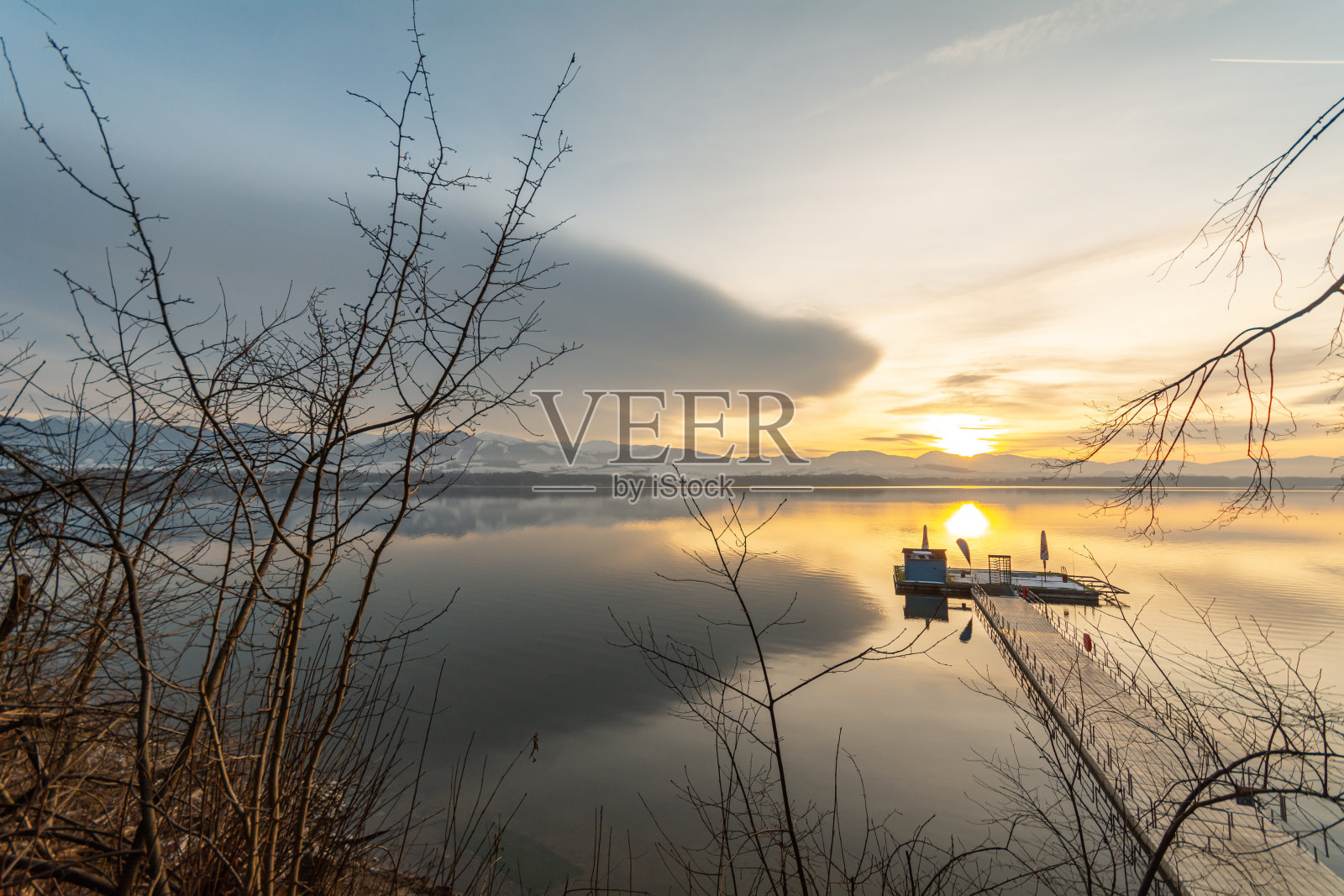 日落在利普托夫斯卡马拉水库,斯洛伐克。照片摄影图片