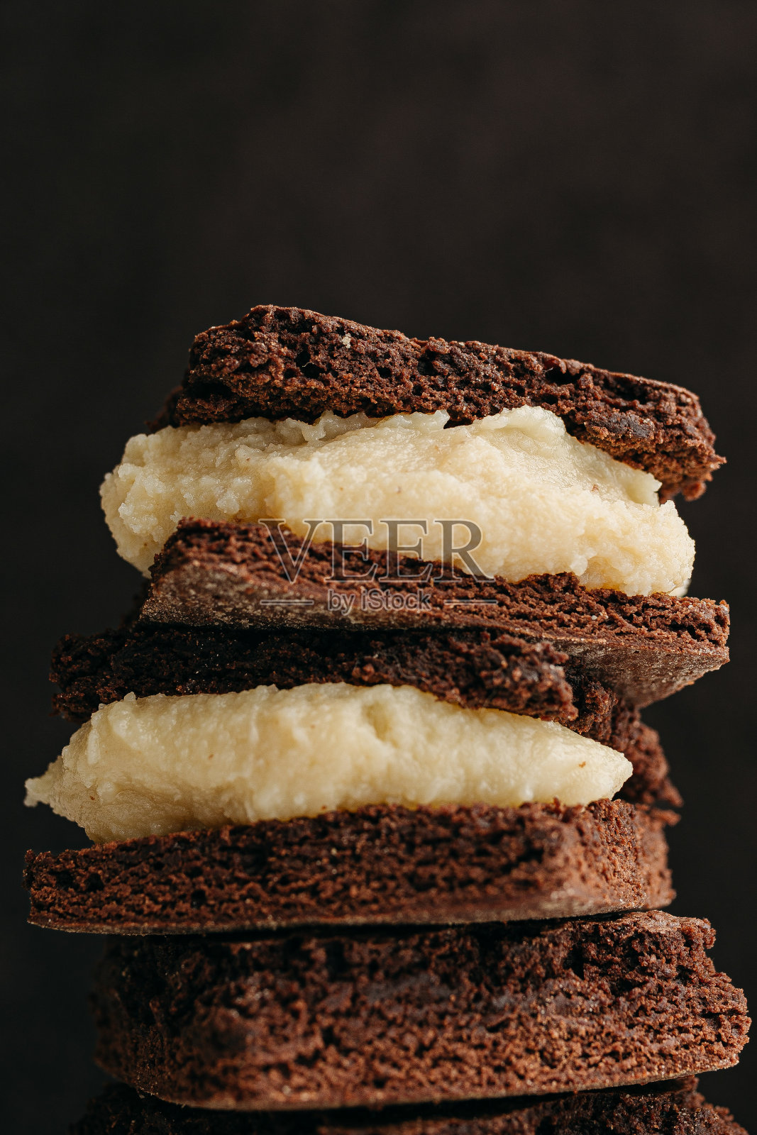 巧克力布朗尼配北京红酒照片摄影图片