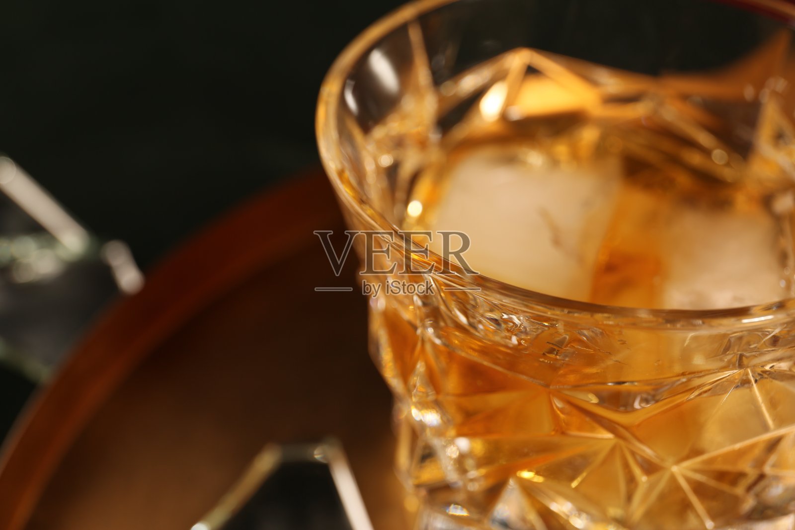 金色托盘上的酒精饮料,特写。文本空间照片摄影图片