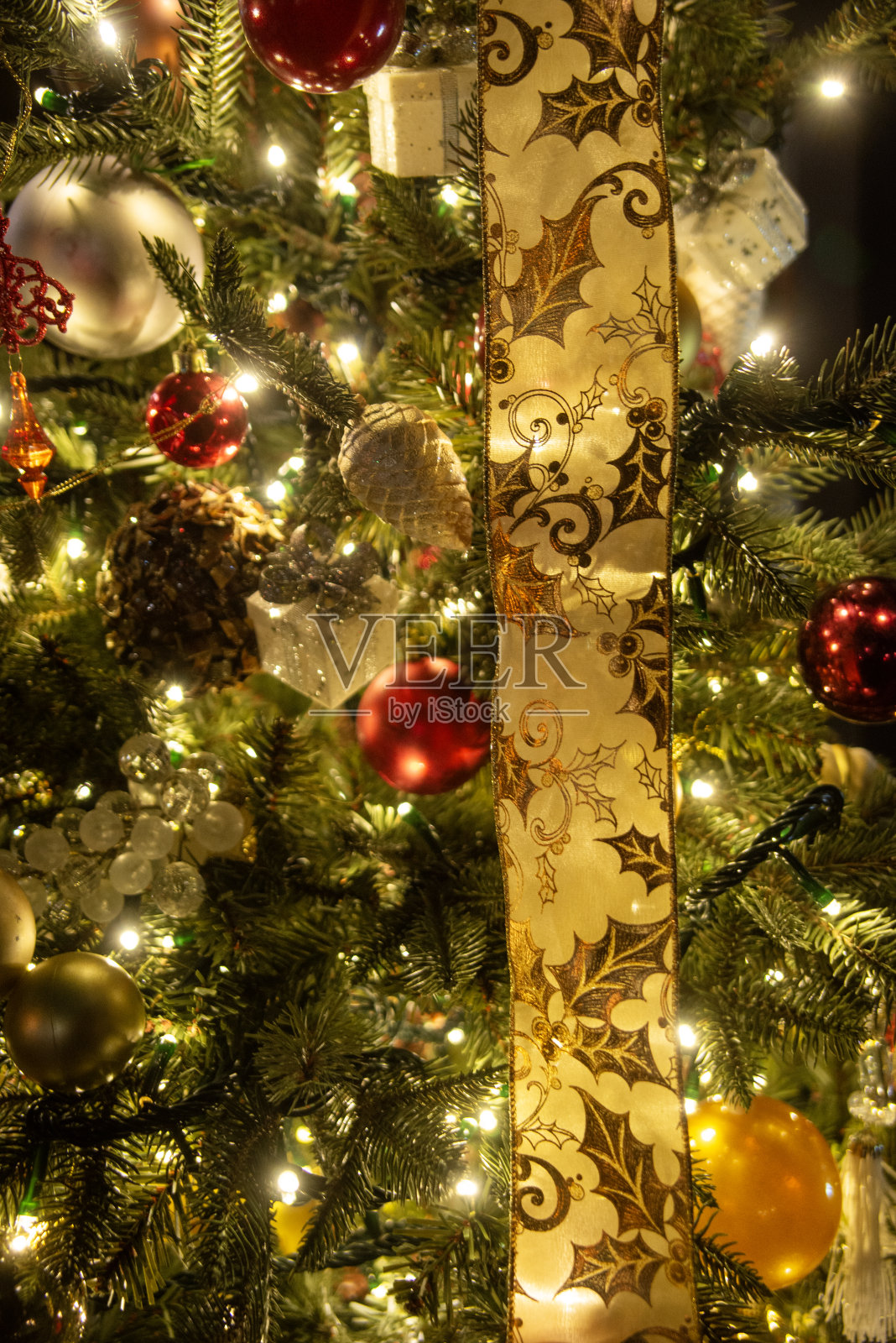 用装饰品和彩带装饰的圣诞树照片摄影图片