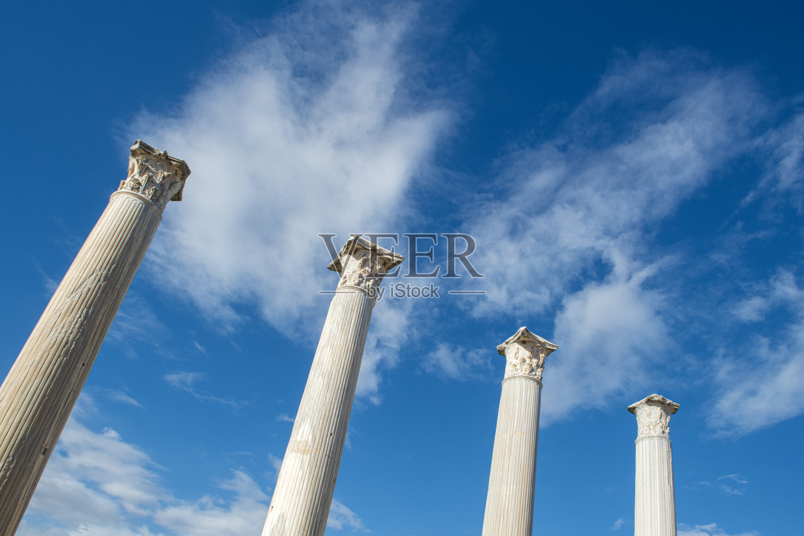 塞浦路斯萨拉米斯古城的圆柱和废墟。萨拉米斯遗址,法马古斯塔,北塞浦路斯土耳其共和国,塞浦路斯。萨拉米斯古城遗址旅游区。照片摄影图片