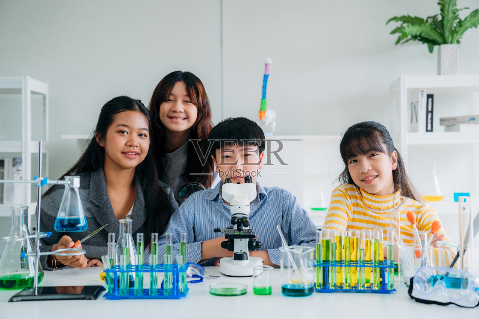 一组小班小朋友进行动手科学实验。学生通过互动和吸引人的实验发现科学的奇迹。照片摄影图片