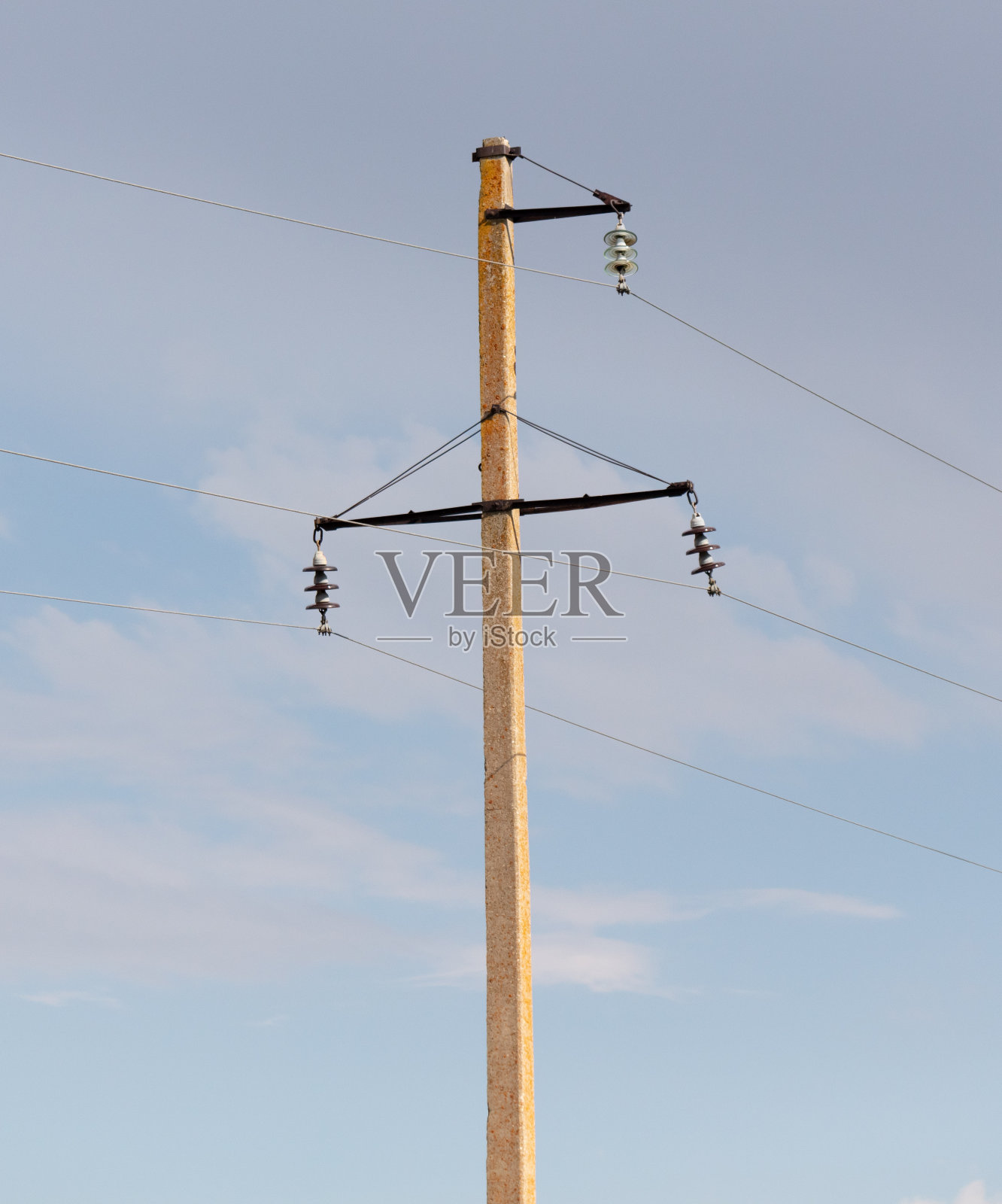 自然中带有电线的混凝土杆子照片摄影图片