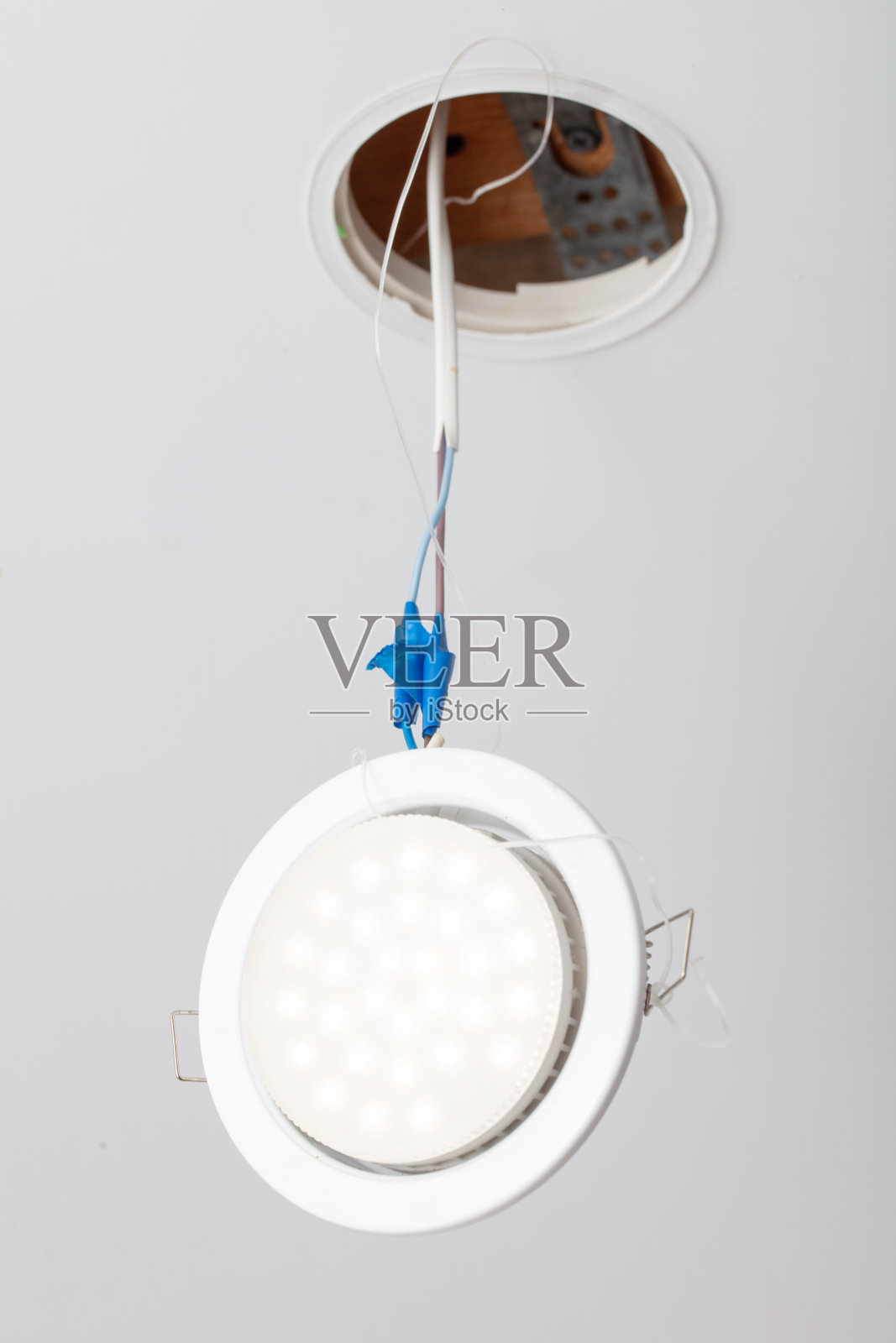 吊顶上的LED灯坏了照片摄影图片