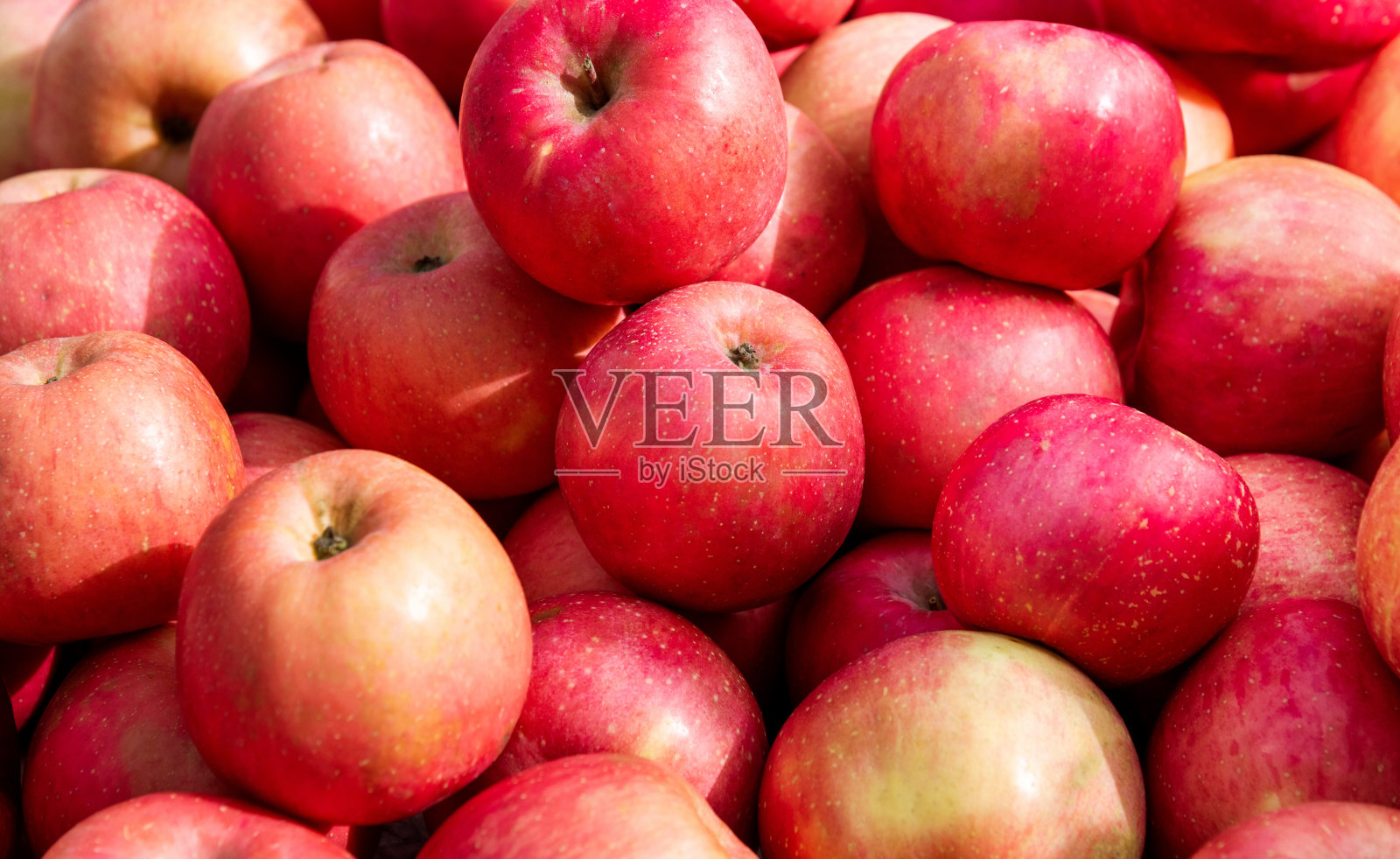 市场上一堆红苹果照片摄影图片