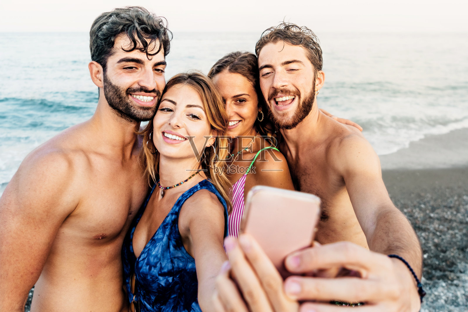 快乐的人在海滩上自拍——度假快乐的朋友用手机在海边抓拍瞬间的生活方式概念照片摄影图片