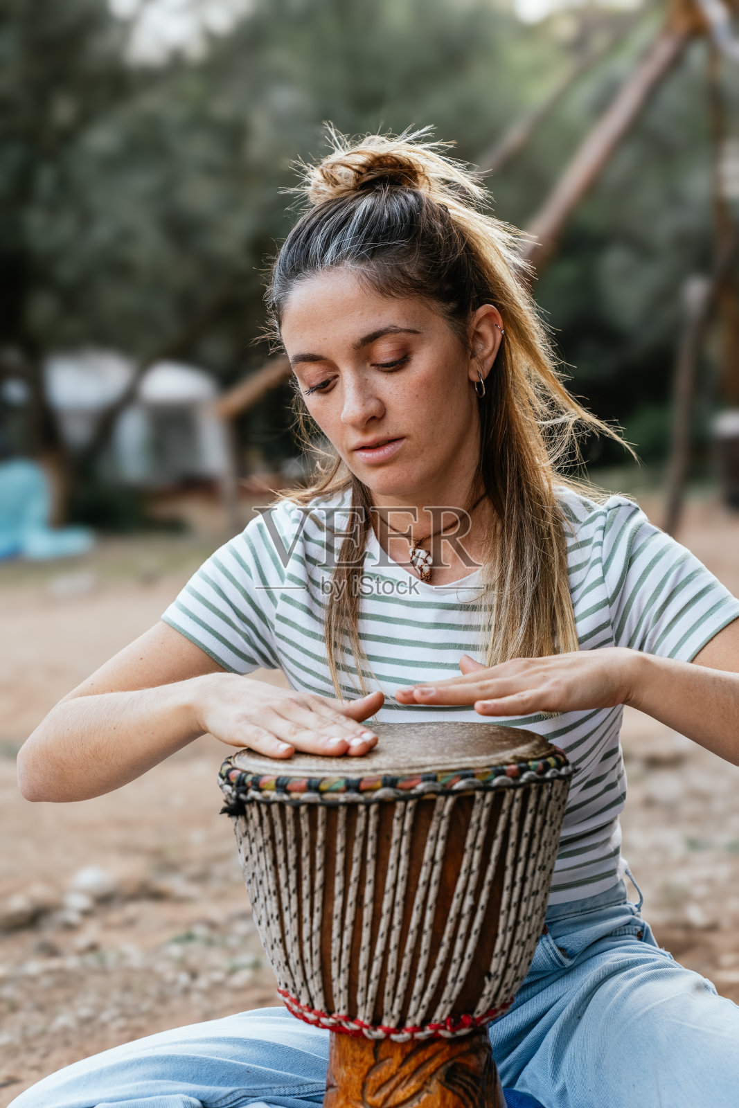 金发女孩打鼓照片摄影图片