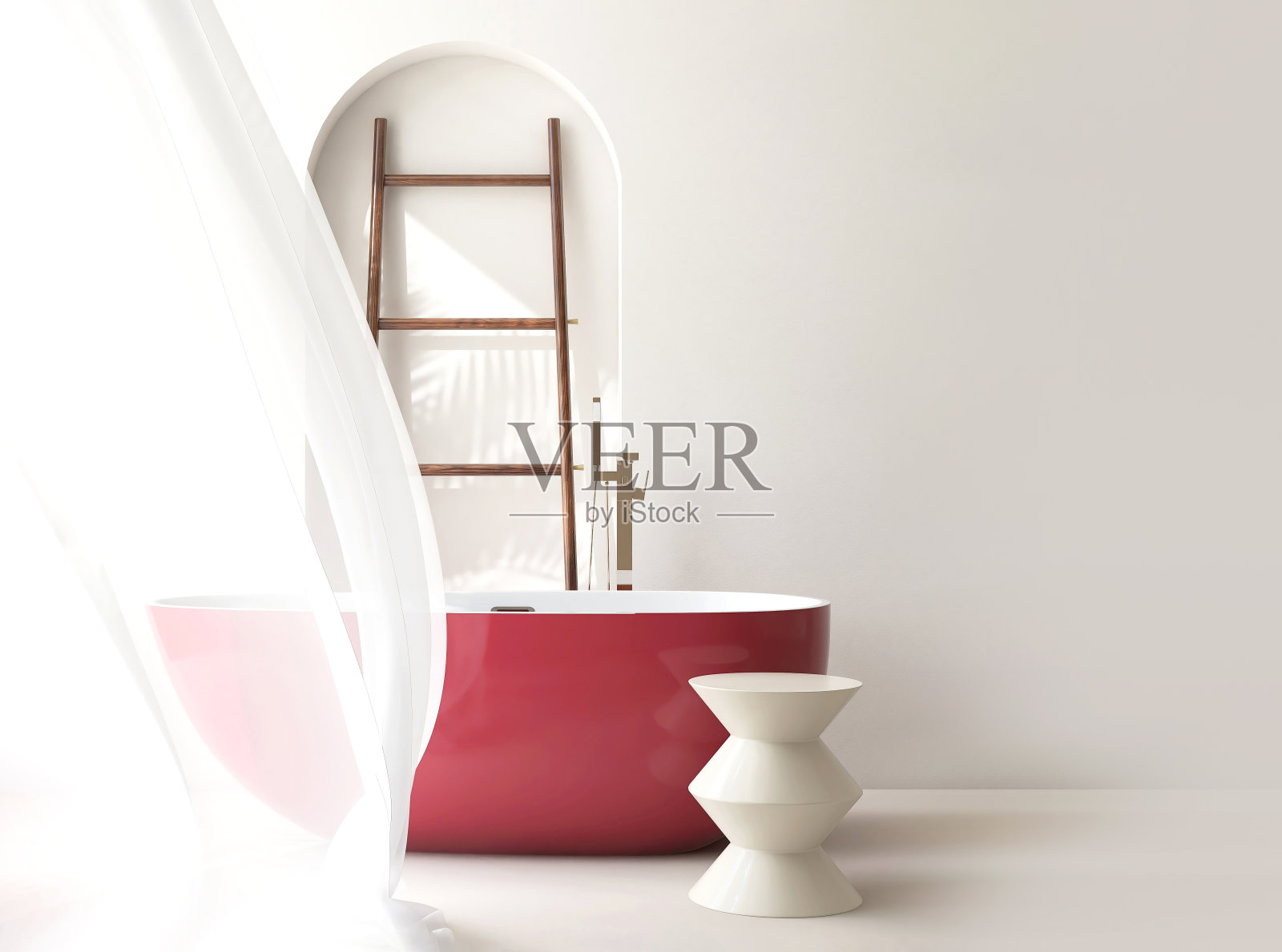 白色的圆边桌,红色的浴缸,在阳光下吹着豪华设计浴室里的欢呼窗帘,奶油色墙上的叶影照片摄影图片