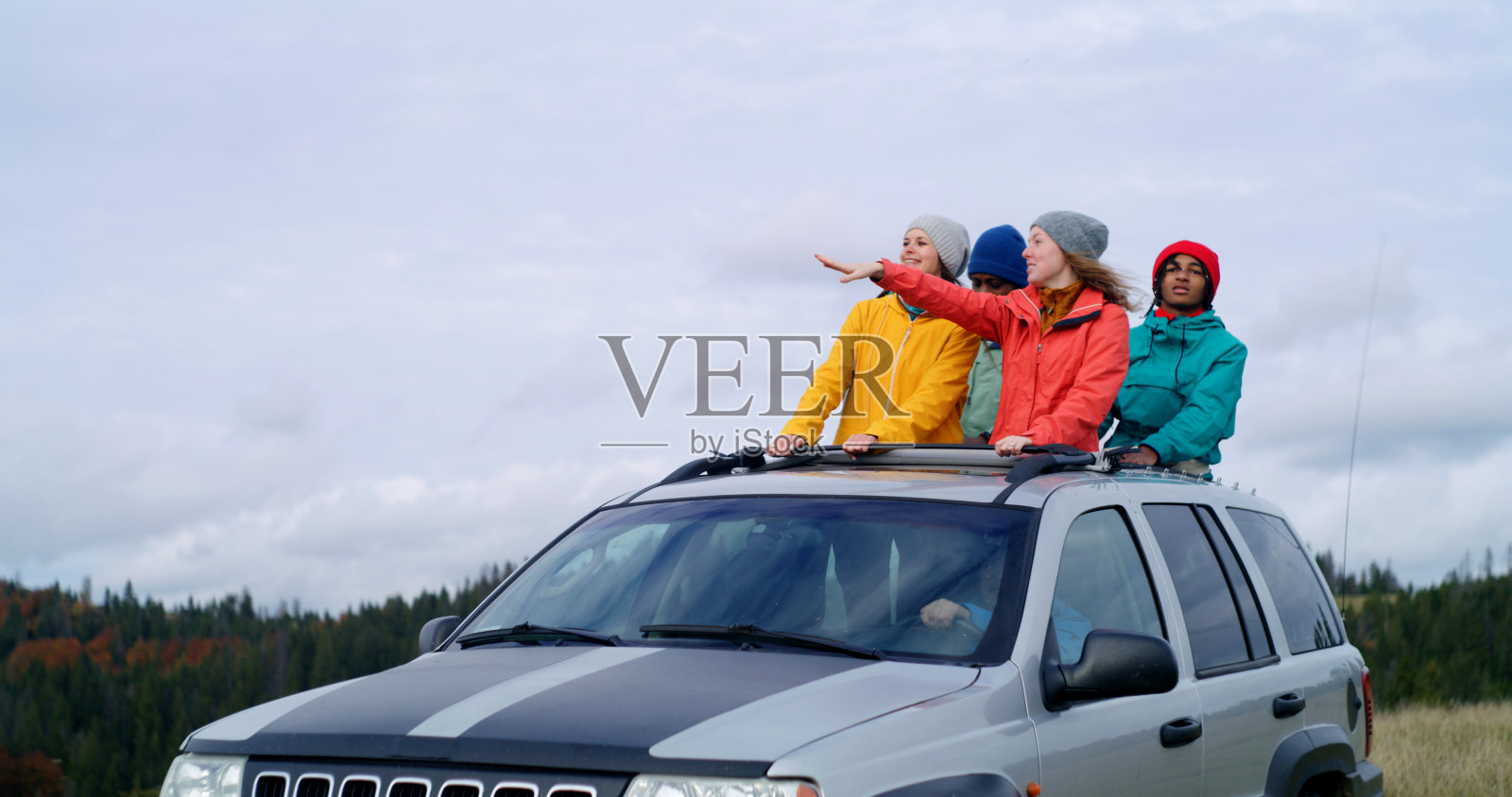 徒步旅行者站在天窗上唱歌、跳舞、挥手照片摄影图片