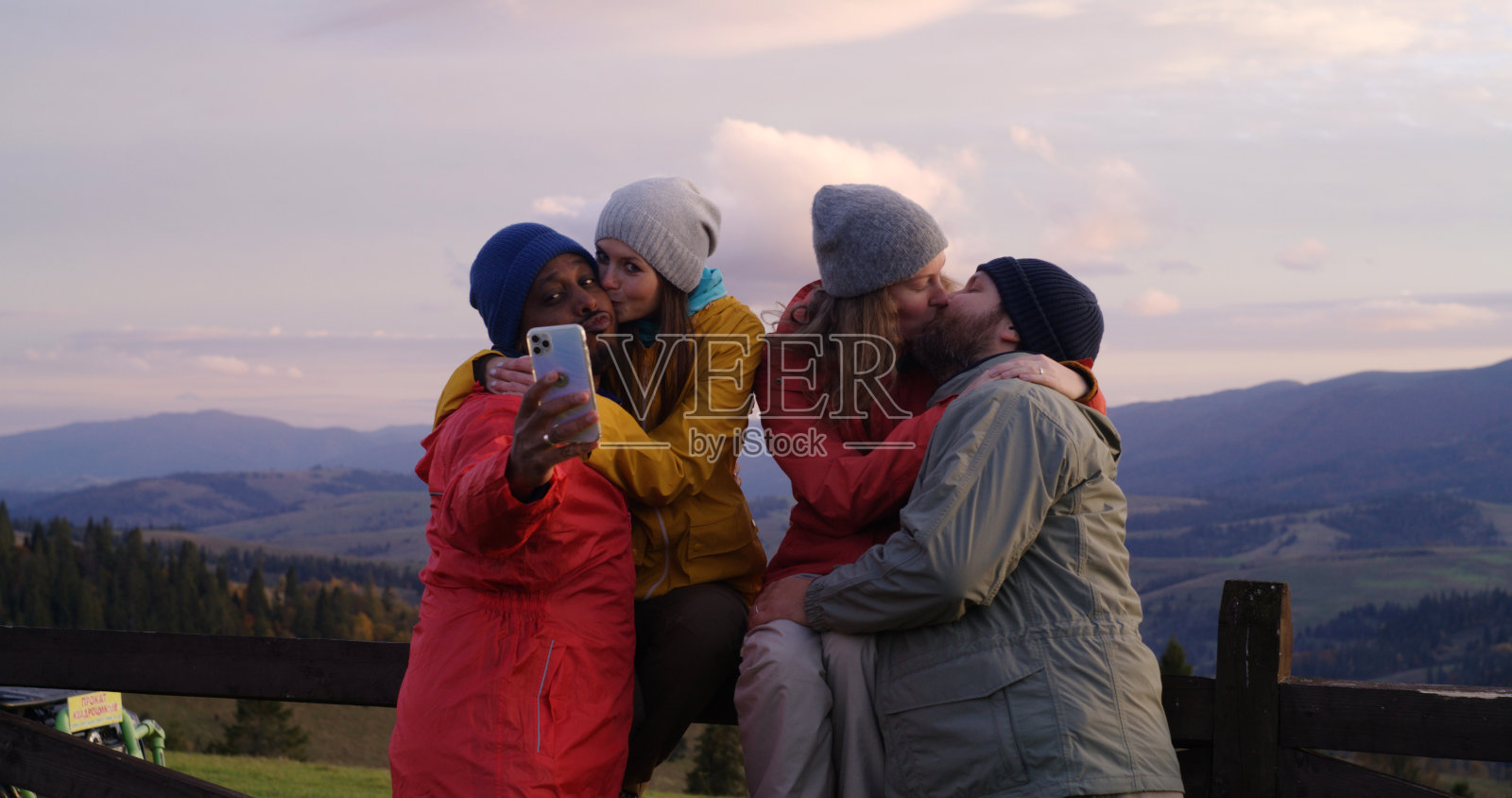 远足伙伴看日落,欣赏山景照片摄影图片