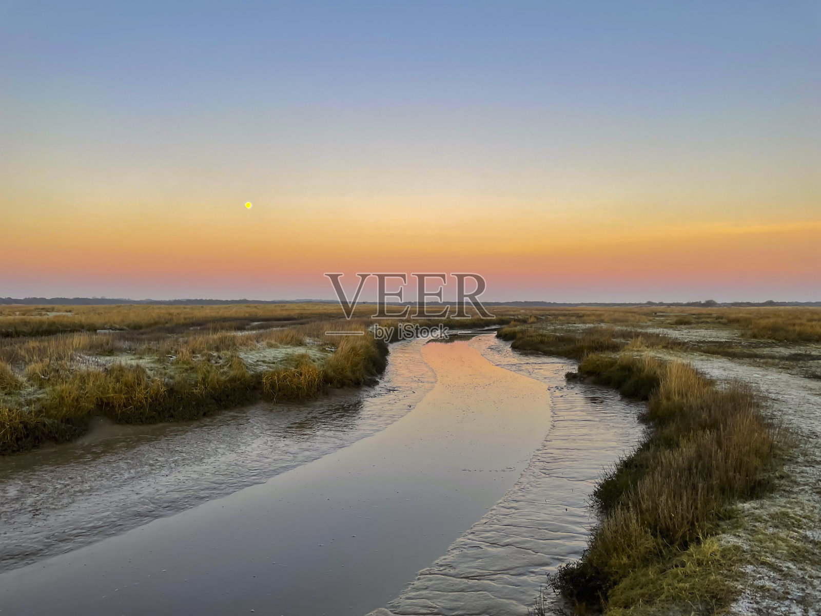 施埃尔蒙尼科格(Schiermonnikoog)初冬清晨的盐沼日出照片摄影图片