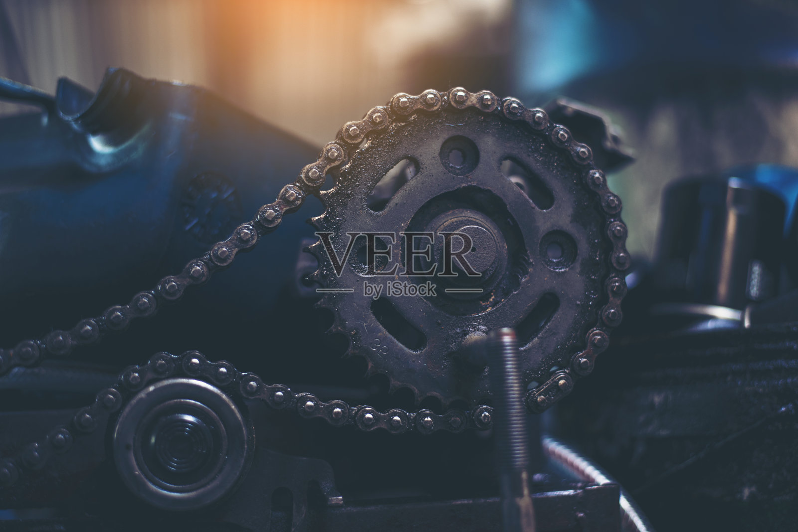 机械、工具、工程、设备、汽车、汽修车间备有复印空间。模糊背景机械服务。笨重的螺丝、生锈的扳手、脏的螺丝刀等物体。工业五金套装照片摄影图片