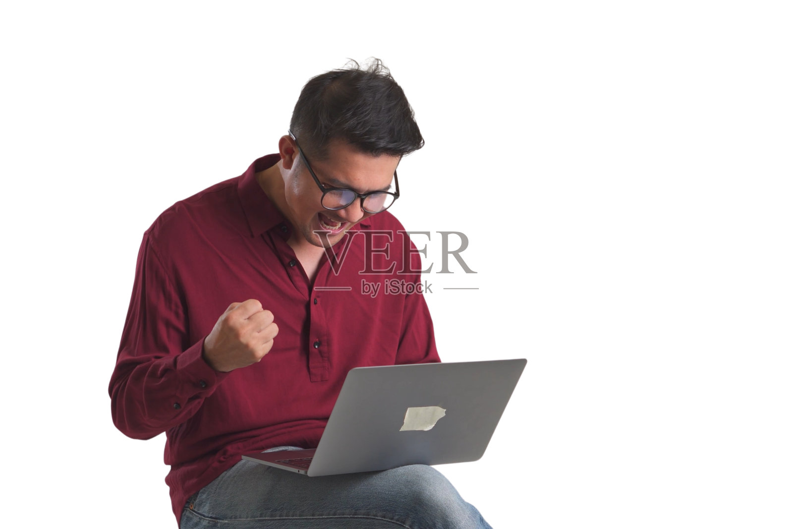 快乐的亚洲人看着白色背景的笔记本电脑。照片摄影图片