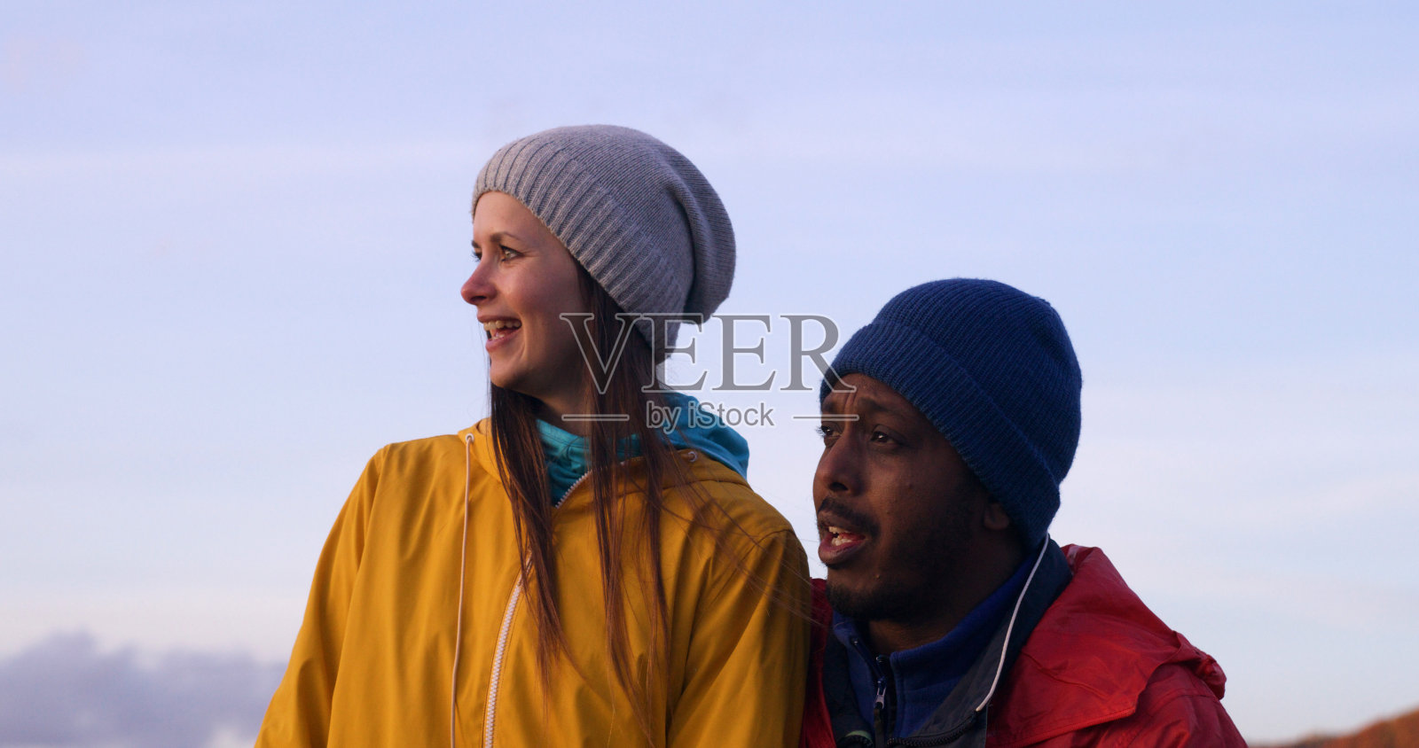 幸福的多民族夫妇在旅行中微笑和拥抱享受大自然照片摄影图片