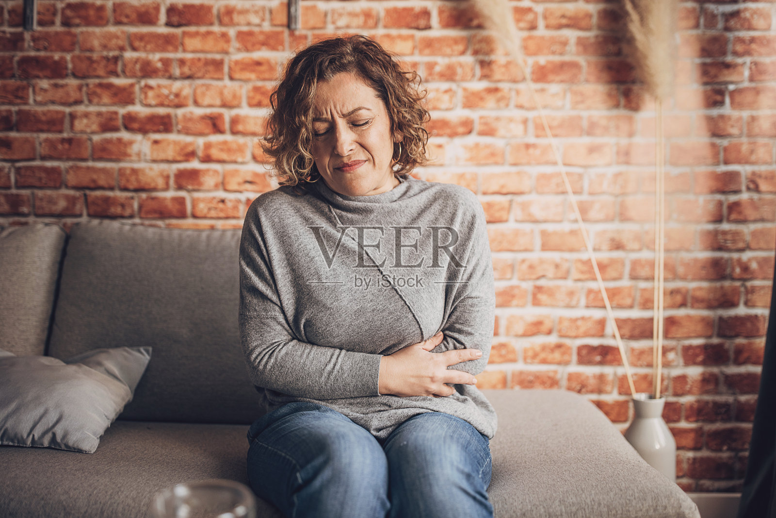 腹部绞痛的女人照片摄影图片