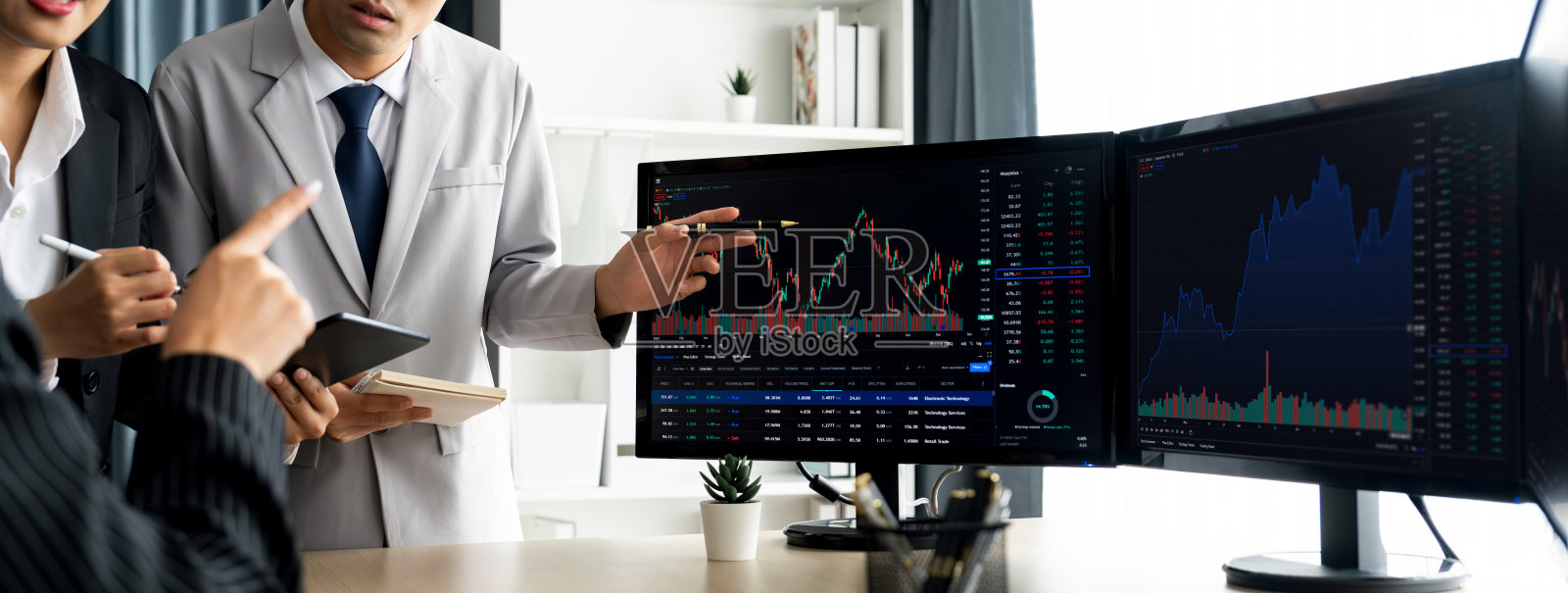 股票经纪人把感兴趣的股票送给熟练的女商人。新兴的. .照片摄影图片