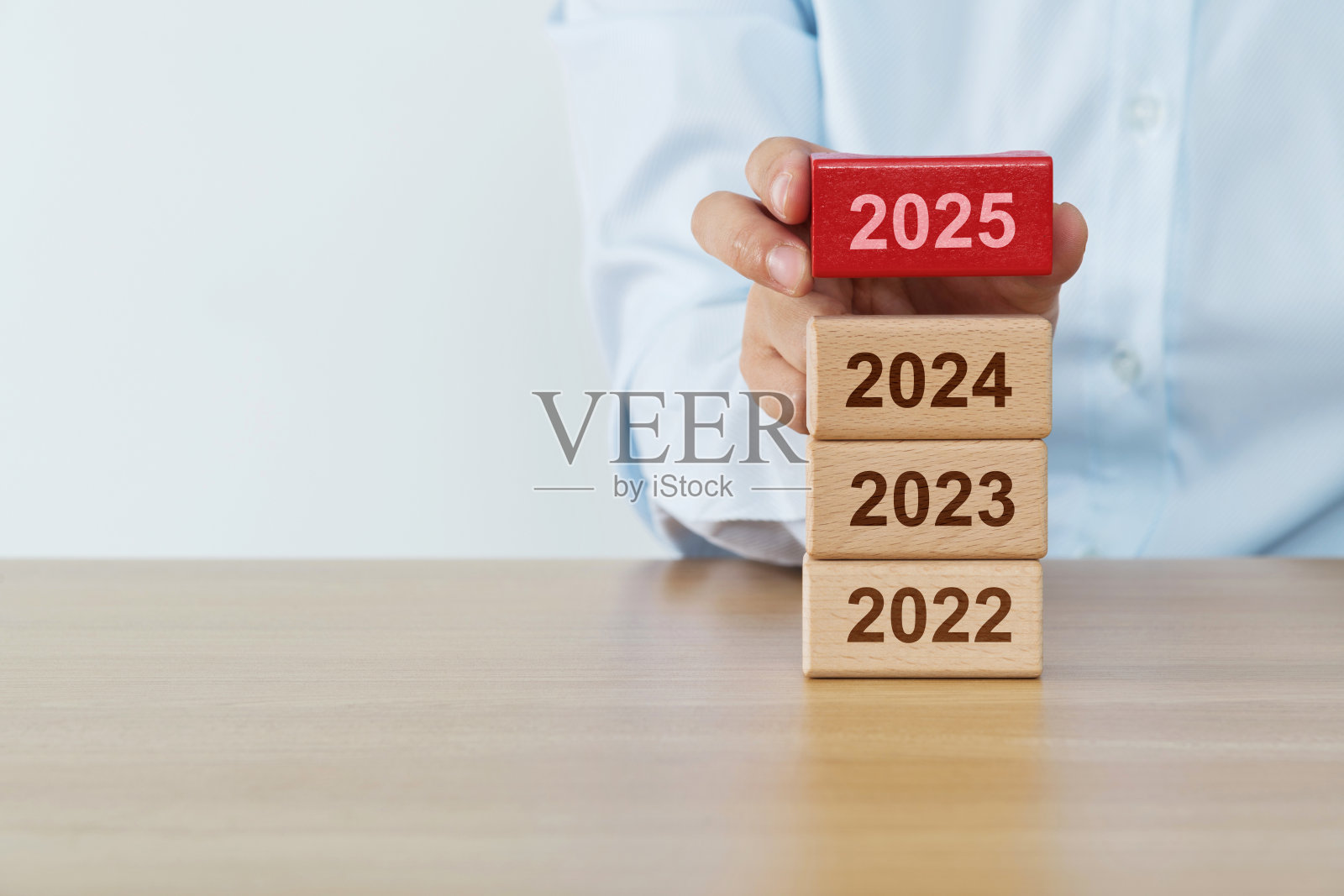 年份从2022年开始到2025年书写木块照片摄影图片