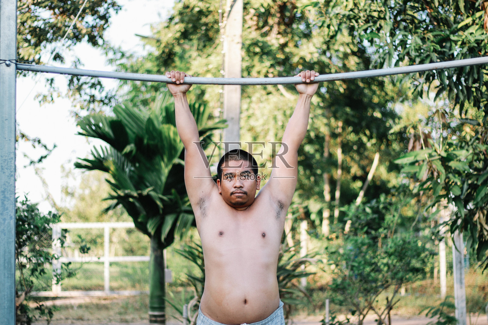 棕色皮肤的人停下来照片摄影图片