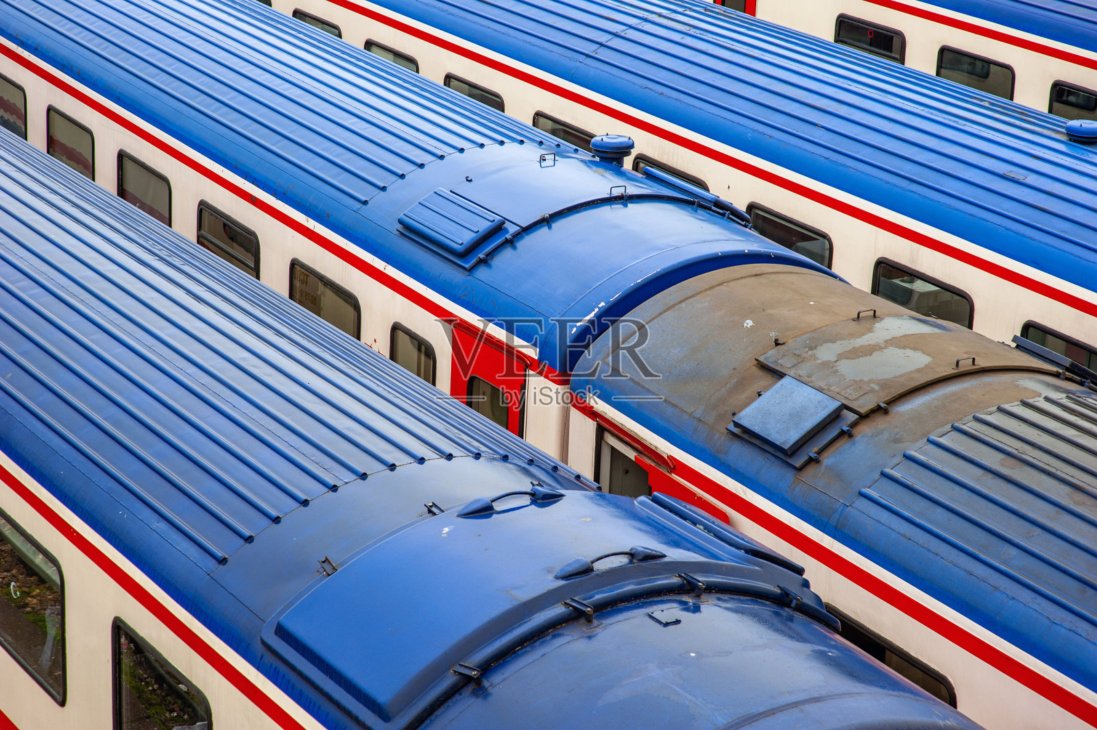 火车站里空荡荡的客车照片摄影图片