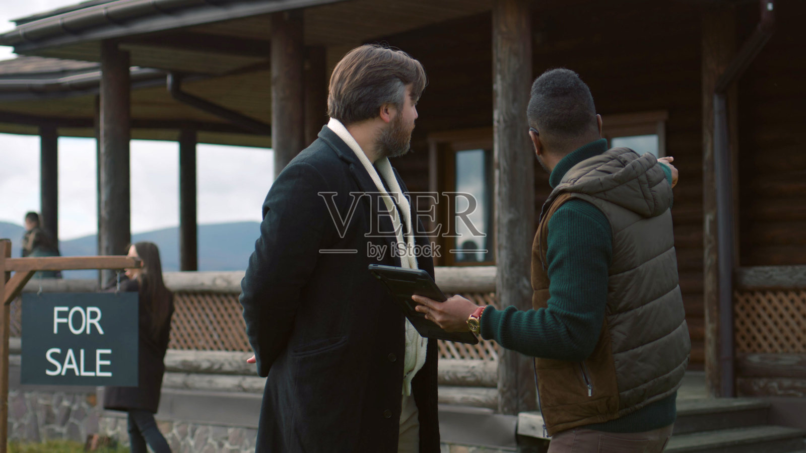 非裔美国房地产经纪人咨询白种人照片摄影图片