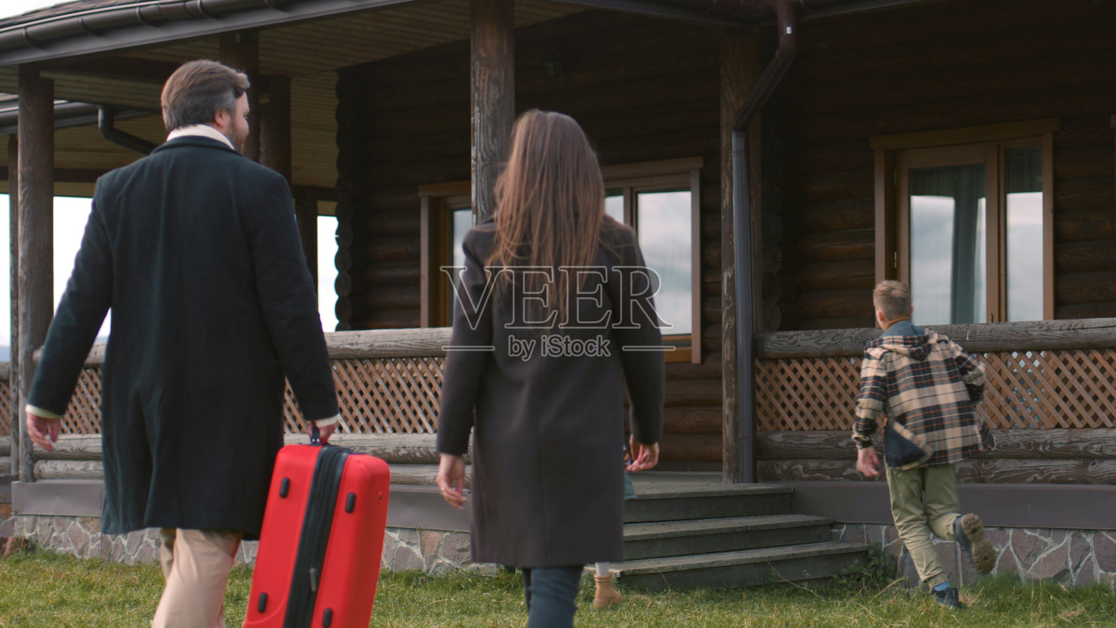 带着孩子的夫妇在租来的现代房子里安顿下来,或者搬进新家照片摄影图片