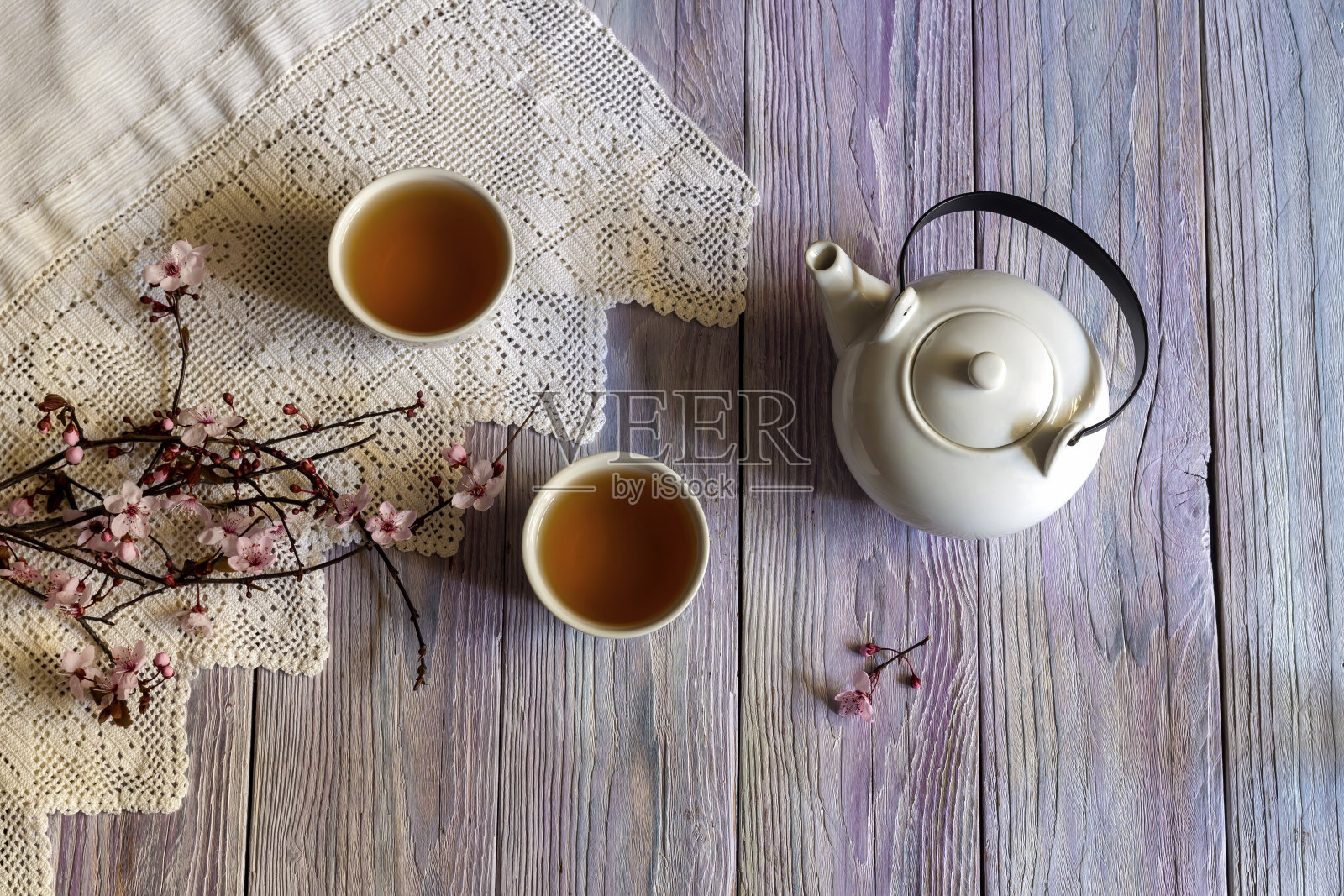 中国,茶具和开花的树枝特写照片摄影图片