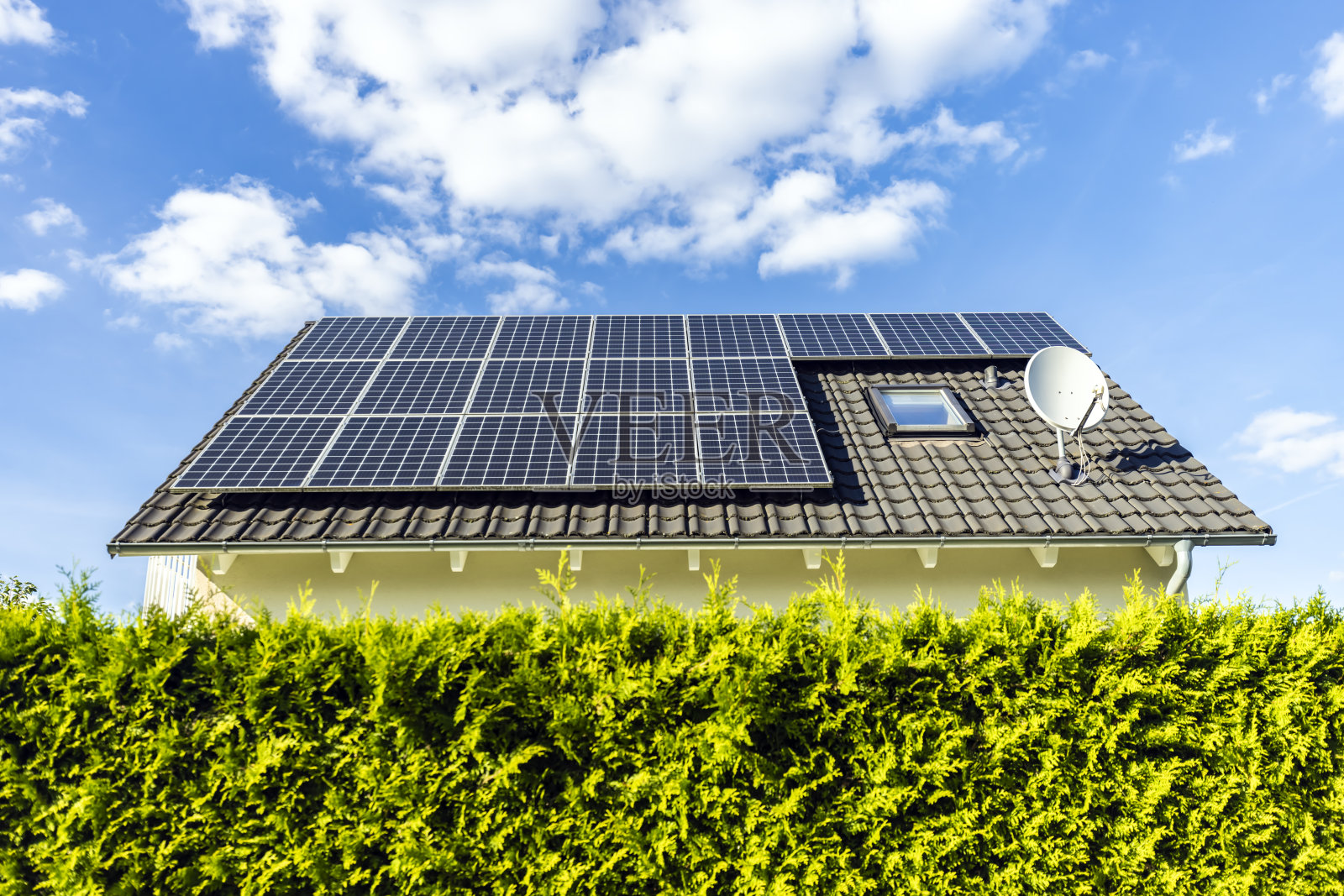 有太阳能板的房子照片摄影图片