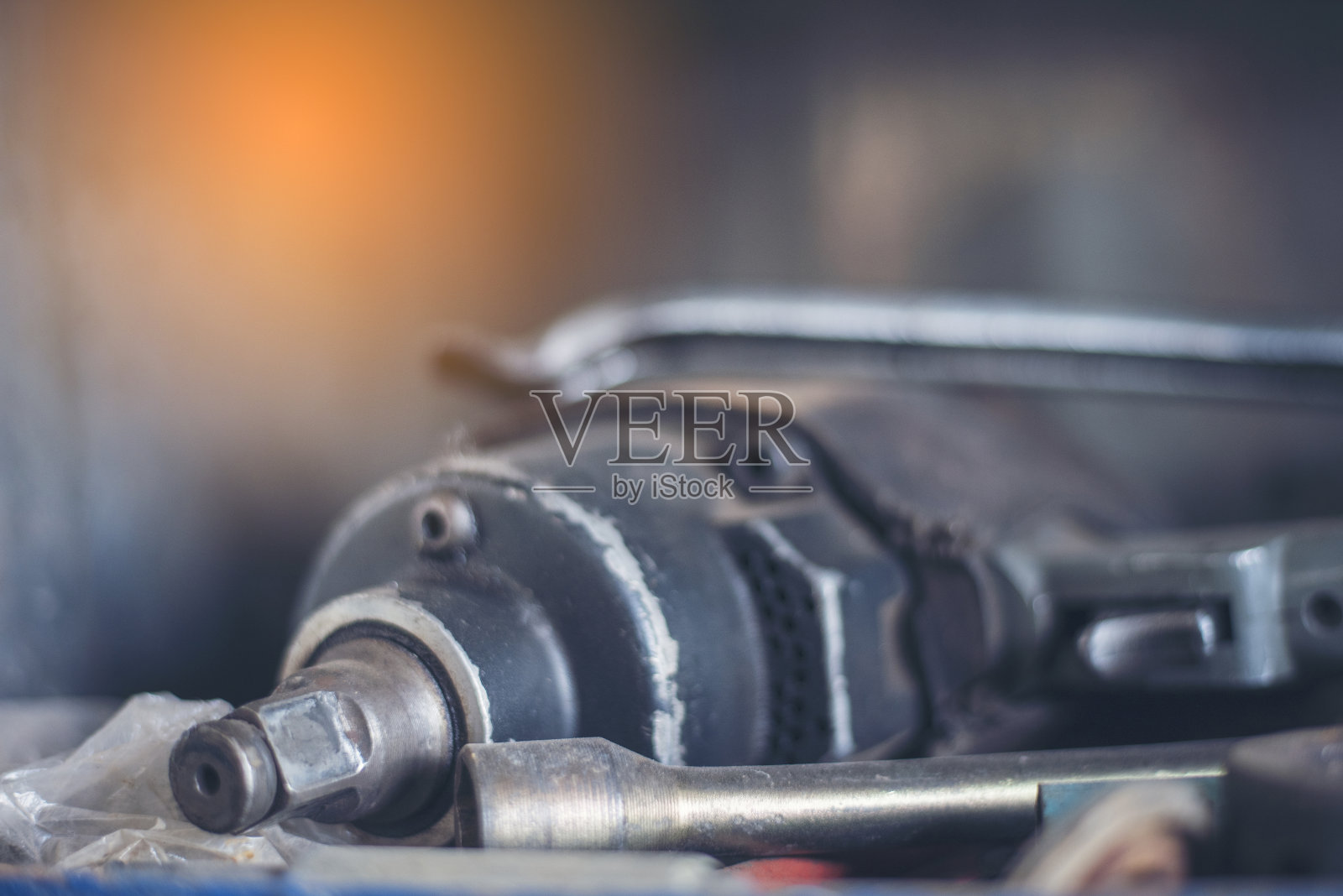 机械、工具、工程、设备、汽车、汽修车间备有复印空间。模糊背景机械服务。笨重的螺丝、生锈的扳手、脏的螺丝刀等物体。工业五金套装照片摄影图片