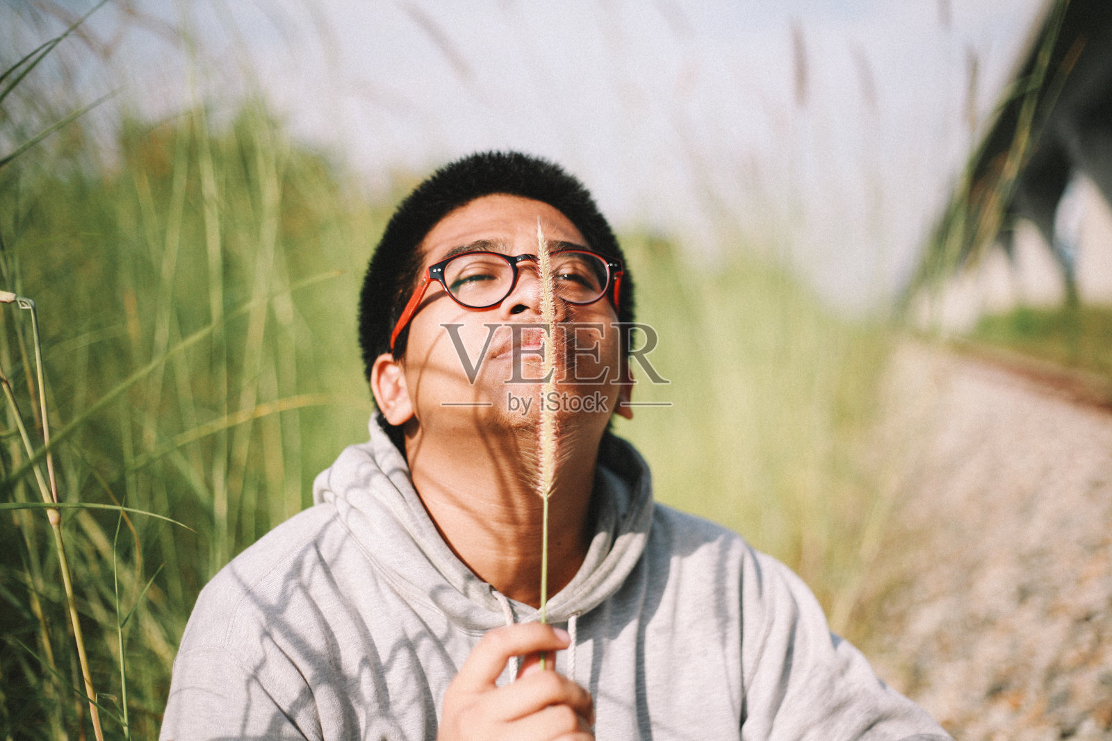 穿卫衣的可爱泰国男人照片摄影图片