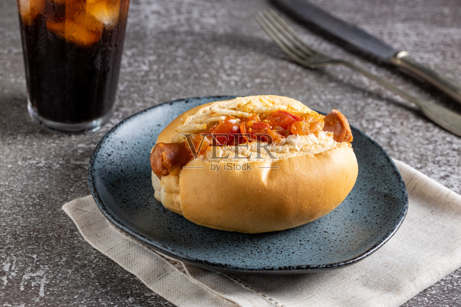 自制热狗配烤香肠、番茄酱和土豆。照片摄影图片