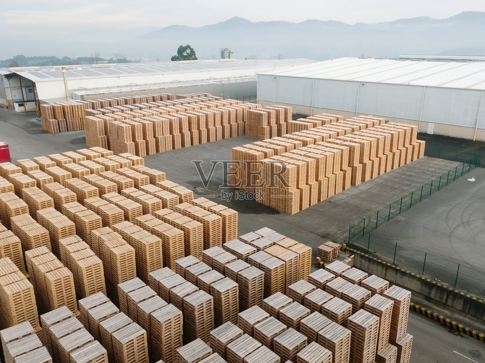 堆放在工业区内的托盘照片摄影图片