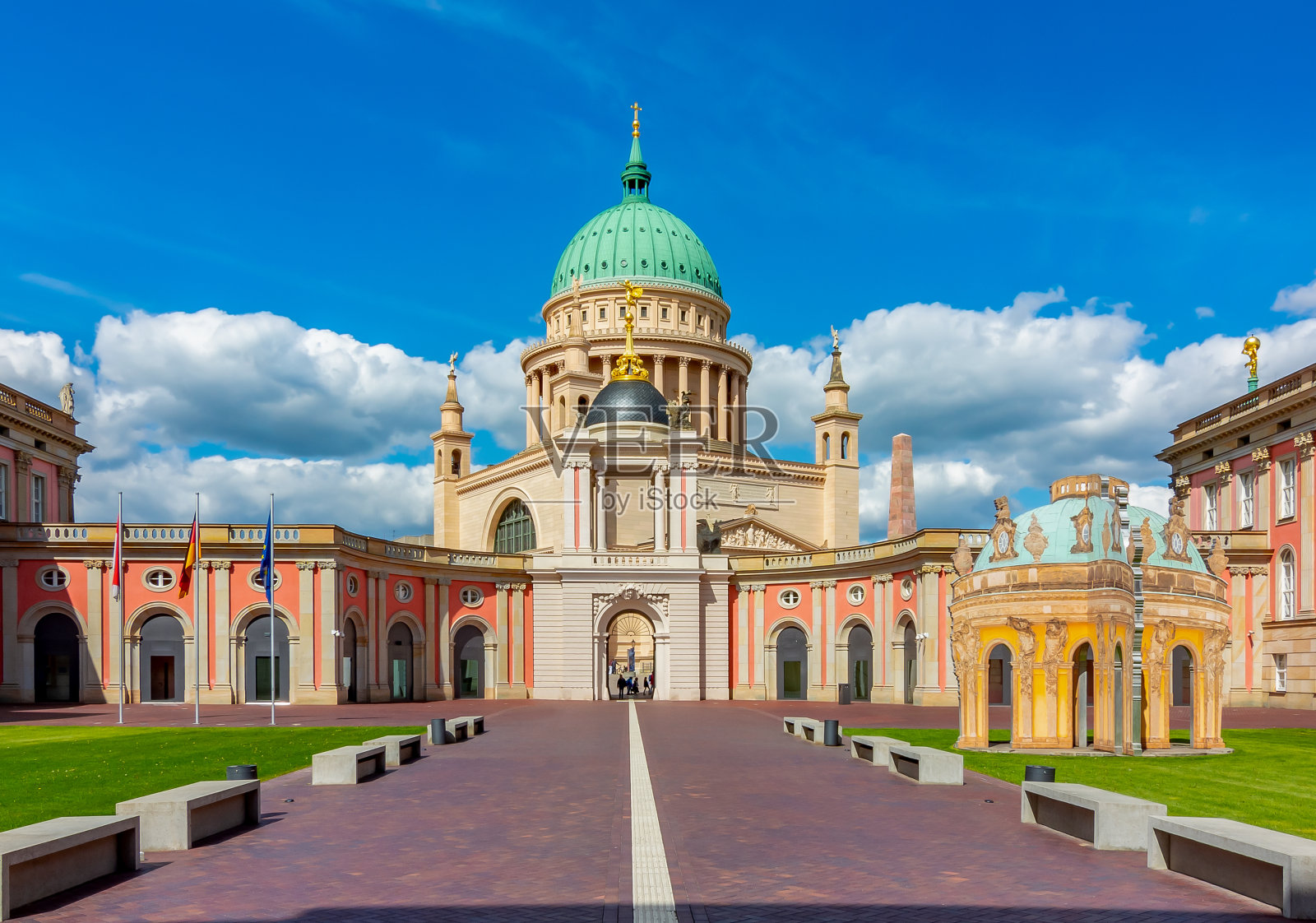 德国波茨坦的圣尼古拉斯教堂和财富之门照片摄影图片