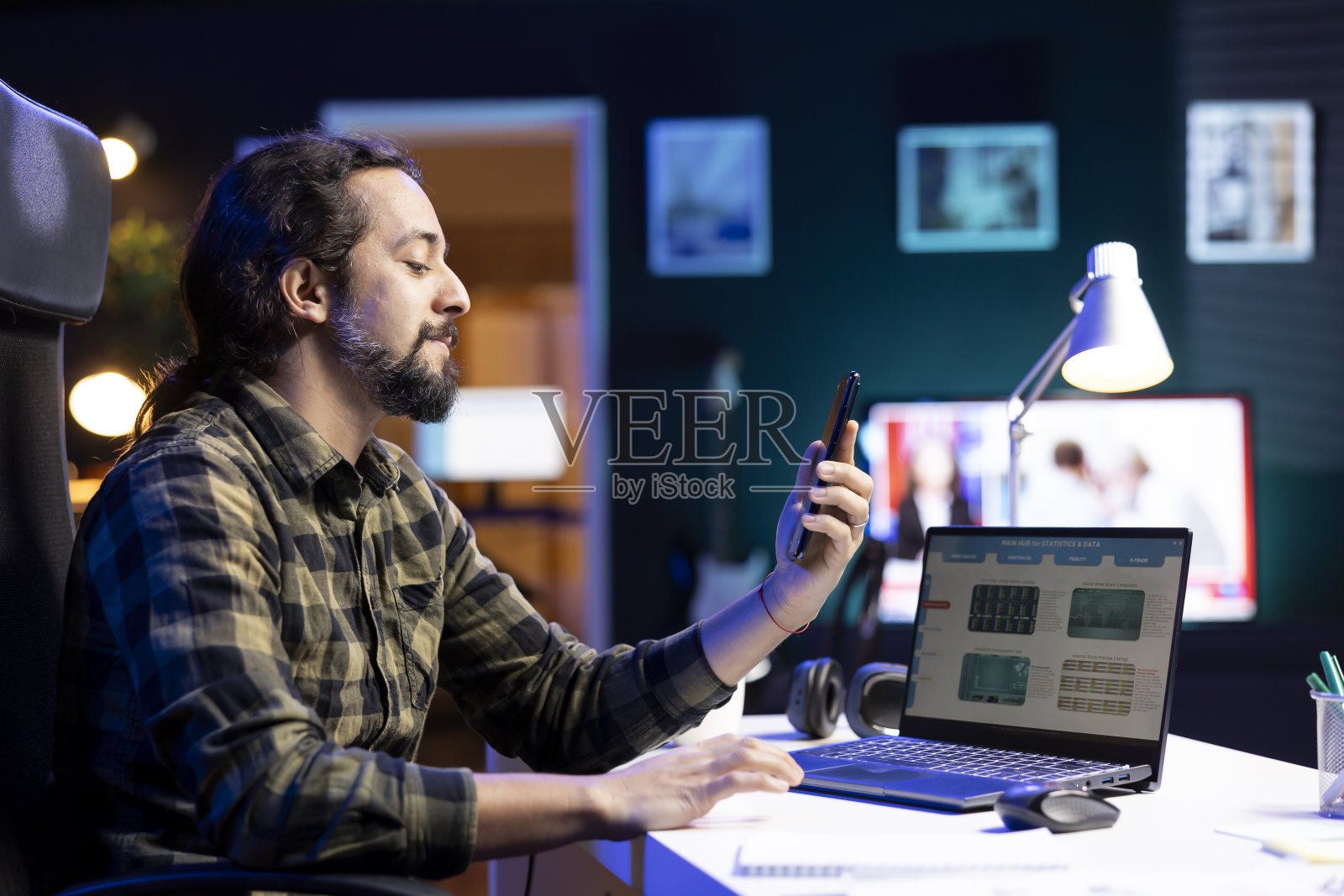 大胡子在用他的智能手机照片摄影图片