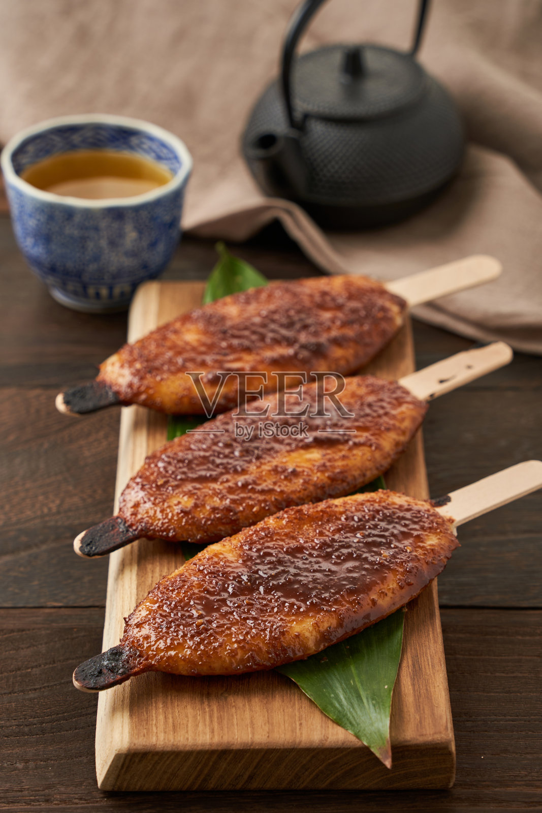 日本食物“Gohei Mochi”:填有豆酱的年糕照片摄影图片