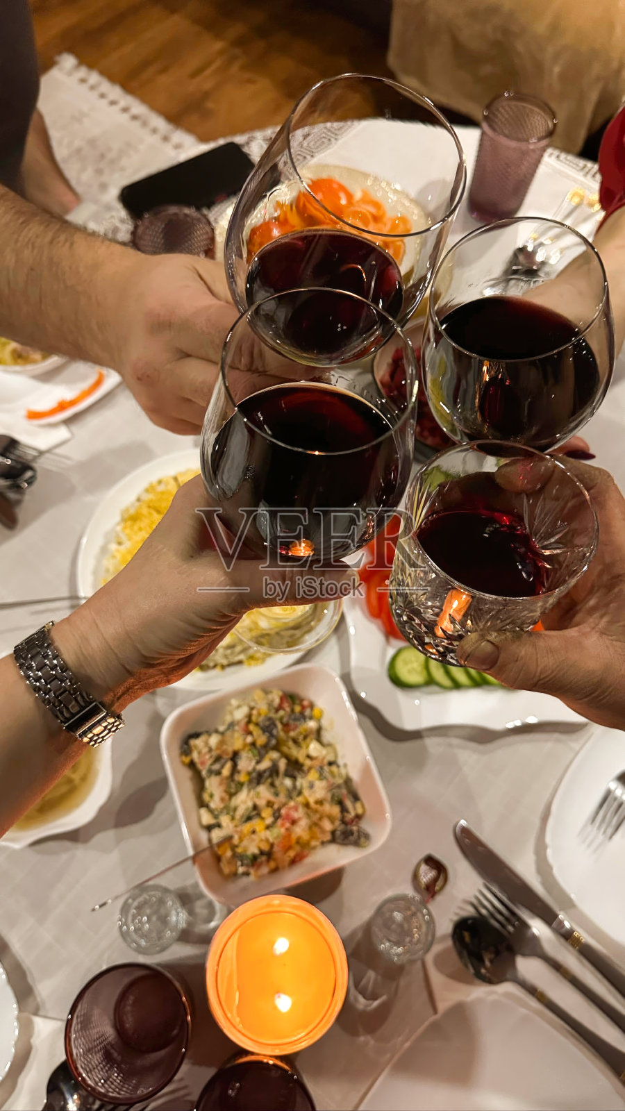 桌子对面快乐的敬酒照片摄影图片