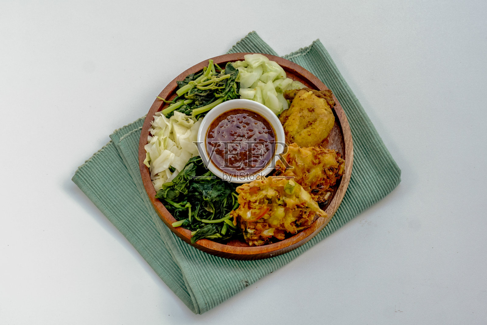 佩切尔爪哇沙拉:炸鸡、花生酱与米饼照片摄影图片