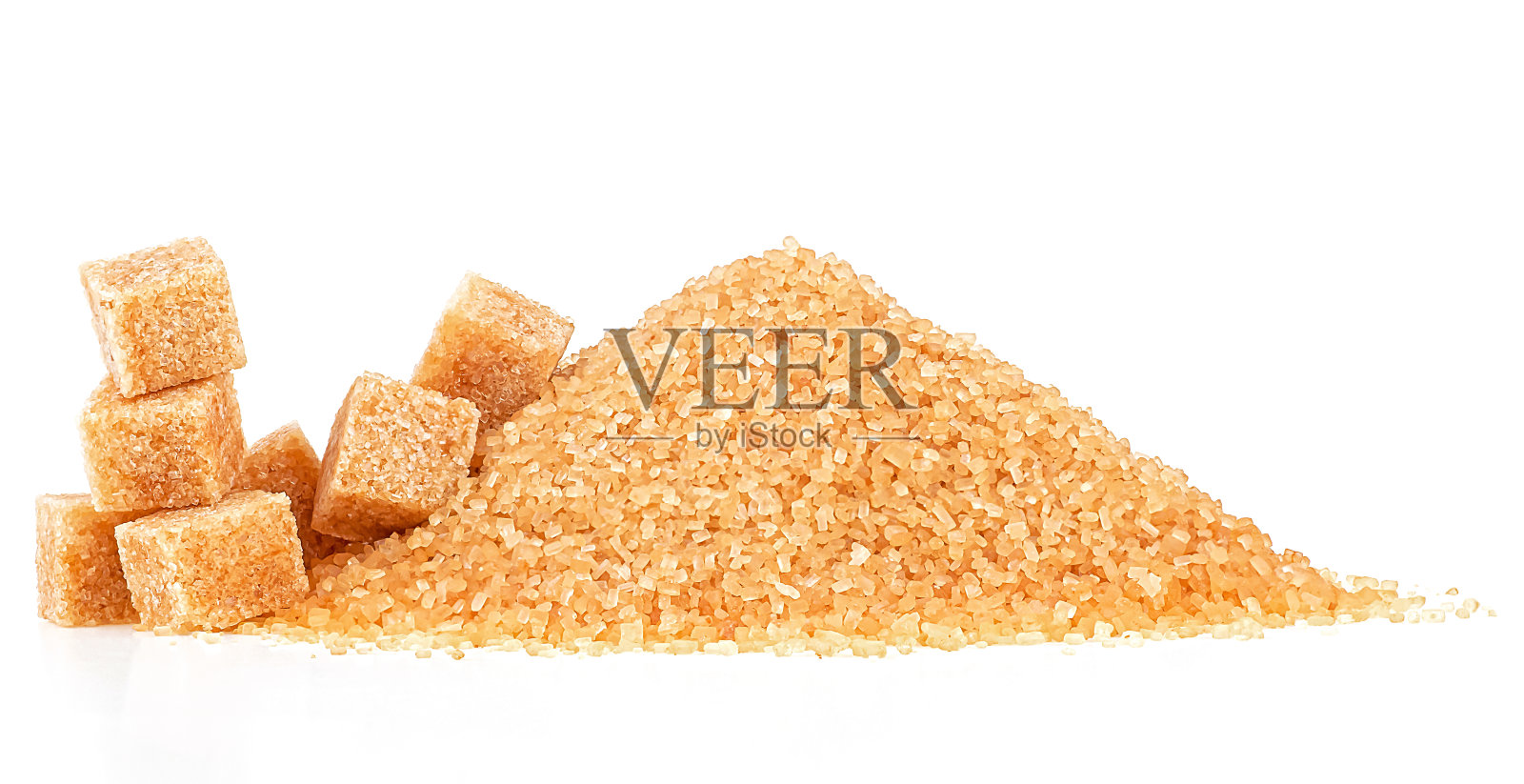 白色背景上的一堆棕色砂糖和方糖照片摄影图片