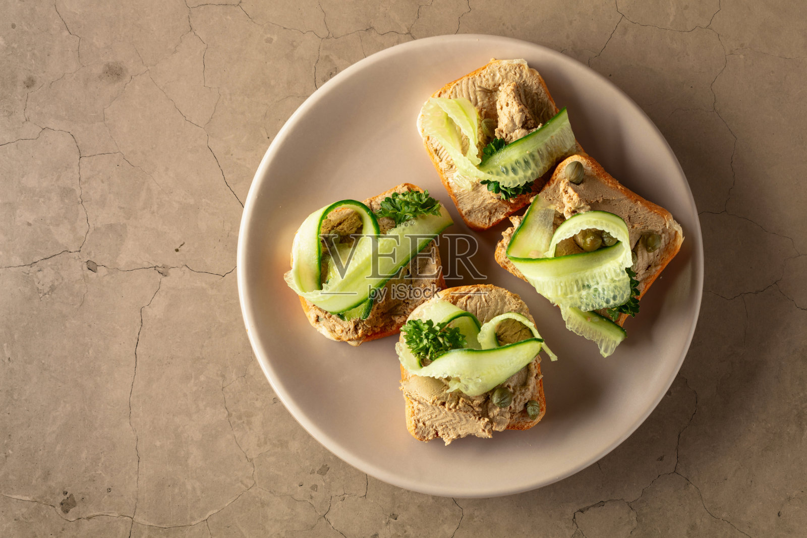 米色石头背景上的烤面包。照片摄影图片