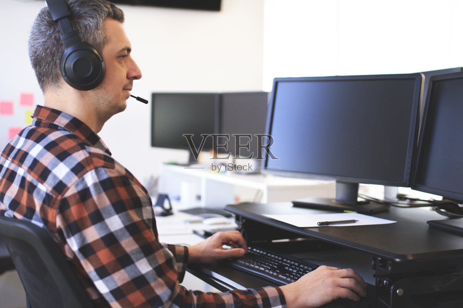 客户支持,呼叫中心和在电脑上工作的人的肖像,坐在办公室的桌子上,戴着带麦克风的耳机微笑照片摄影图片