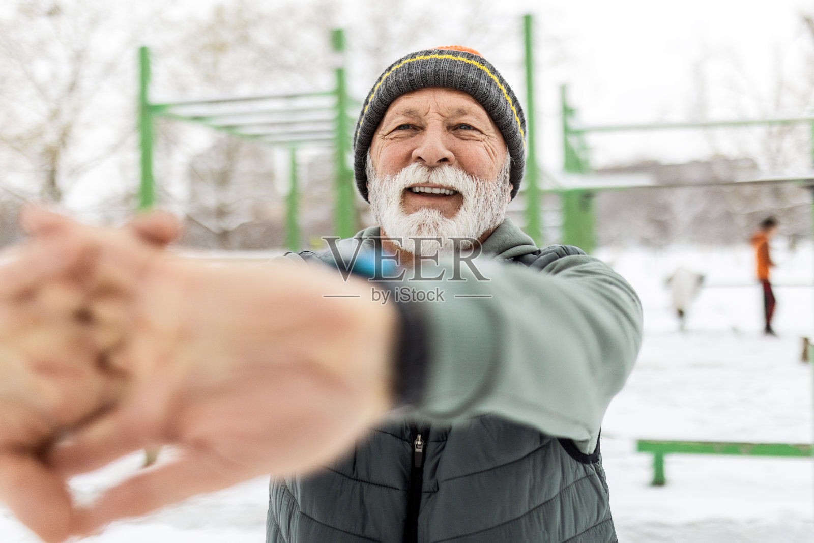 老年人的冬季伸展运动照片摄影图片