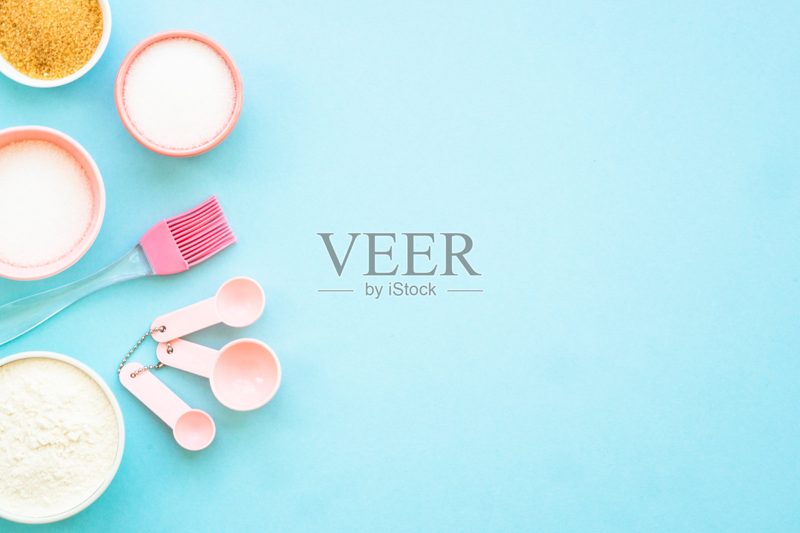 食品烘焙背景在蓝平铺。照片摄影图片