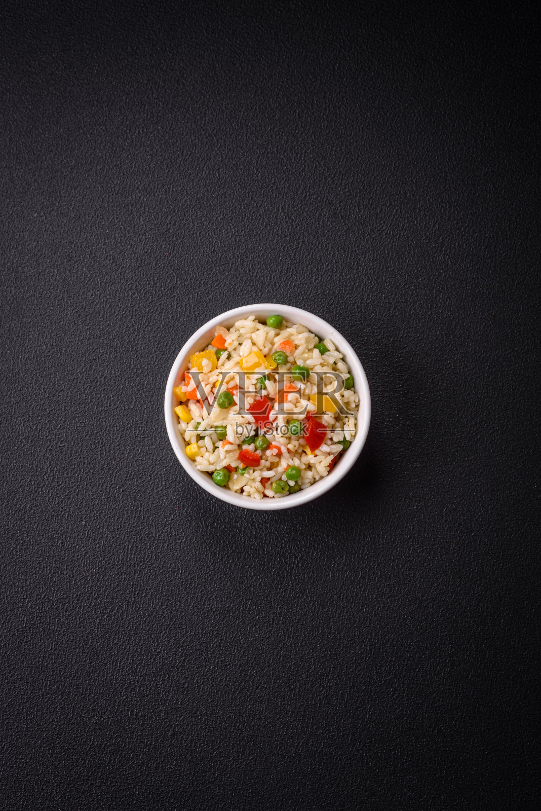 美味的白米饭配上蔬菜、甜椒、胡萝卜、豌豆、盐和香料照片摄影图片