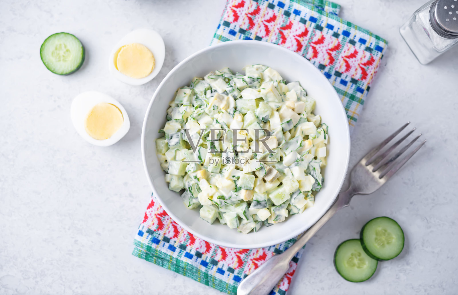 鸡蛋黄瓜牛油果沙拉配蛋黄酱,盛在碗里照片摄影图片