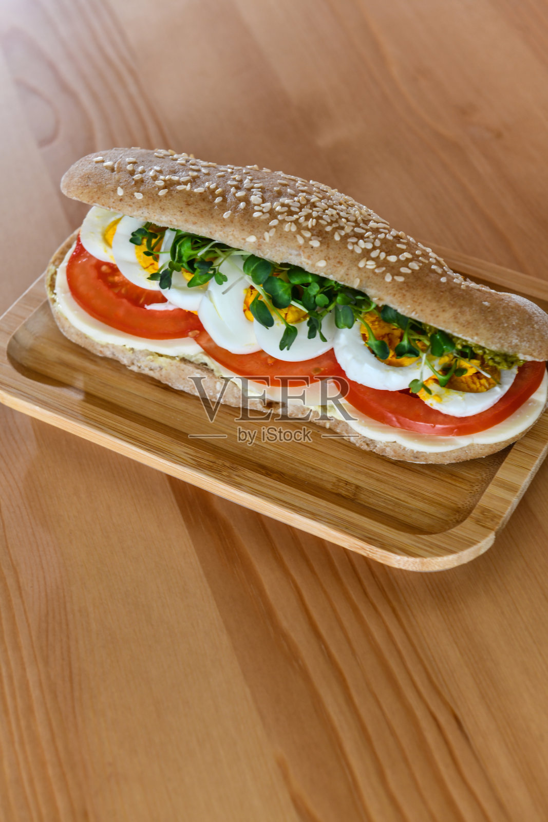 鸡蛋三明治放在木盘上照片摄影图片