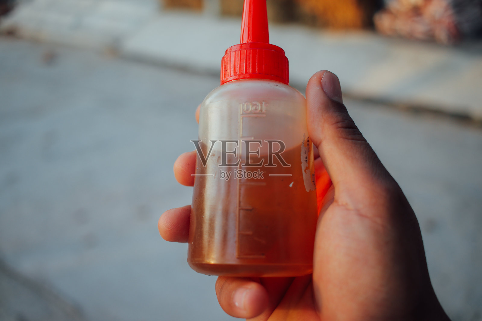 一瓶链条油照片摄影图片