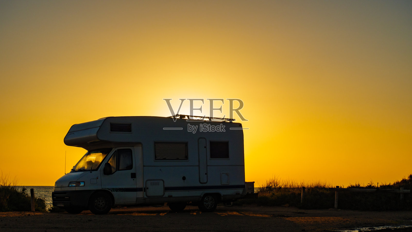日出时海上的露营车照片摄影图片