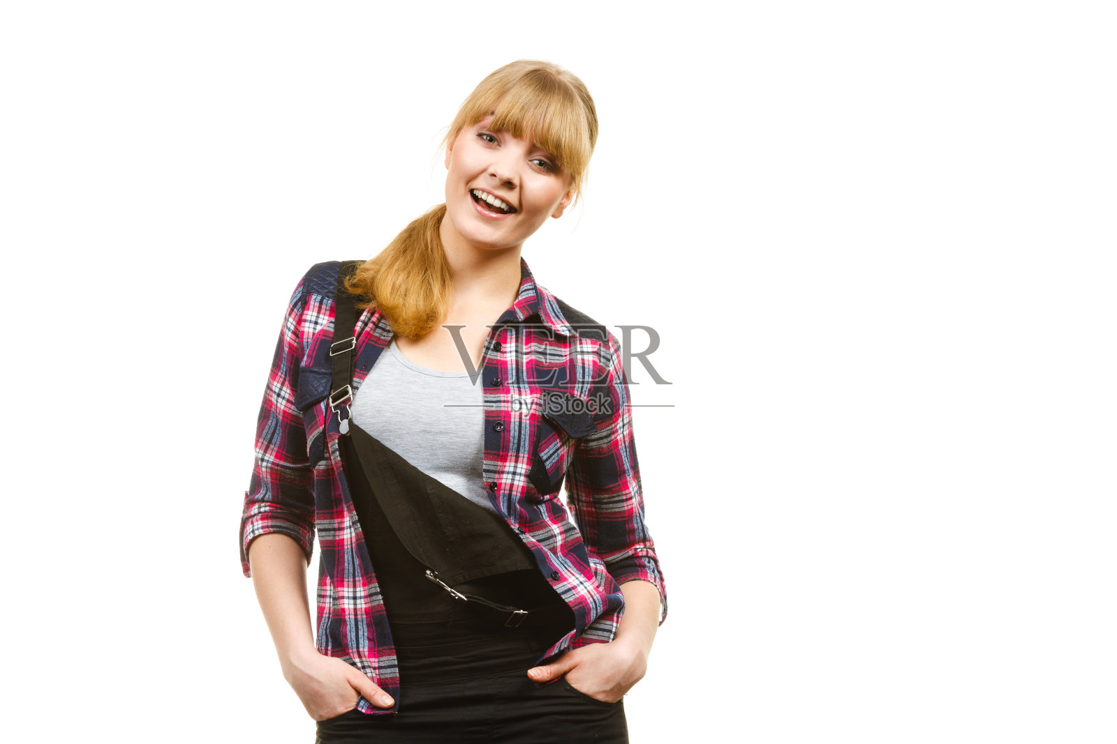 穿着工装裤站着笑的女人照片摄影图片